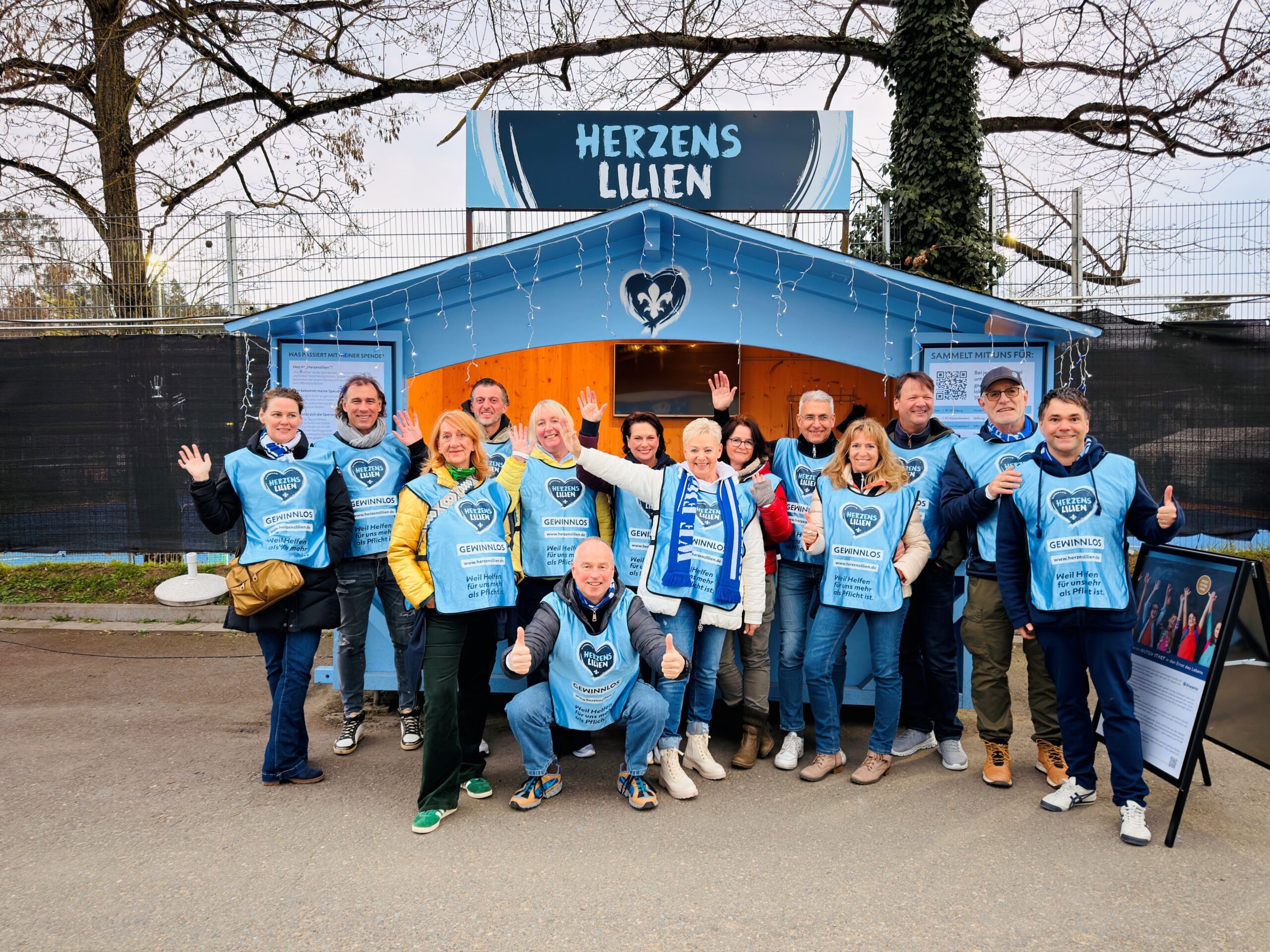 Gemeinsam für starke Kinder in Darmstadt: Der Kiwanis Club unterstützt Familien mit Schulranzen-Aktion Schon bei der Einschulung haben viele Kinder aus sozial benachteiligten Familien keinen leichten Start. Oft fehlt es an grundlegender Ausstattung – Dinge, die für andere selbstverständlich sind: ein hochwertiger Schulranzen, Stifte, Ordner oder Bastelmaterialien. Genau hier setzt der Kiwanis Club Darmstadt an, um Bildungschancen und soziale Unterstützung für Kinder in allen Stadtteilen Darmstadts zu fördern – von Eberstadt bis Arheilgen, vom Martinsviertel über Bessungen bis nach Kranichstein. ​ Bildung beginnt mit gleichen Chancen Mit seiner jährlichen Schulranzen-Aktion sorgt der Club dafür, dass jedes Kind zum Schulanfang mit einem komplett gefüllten, ergonomischen Ranzen starten kann. Seit 2009 wurden bereits über 3.000 Kinder mit Schulmaterialien versorgt. Der Bedarf wächst stetig, denn der Preis für einen hochwertigen Ranzen hat sich in den letzten Jahren deutlich erhöht. ​ Starker Partner aus der Region: Klöber Versicherungsmakler Besonders wertvoll ist die Unterstützung durch Klöber Versicherungsmakler aus der Region Darmstadt Rhein-Main, der als engagierter Partner an der Seite des Kiwanis Clubs steht. Das Unternehmen versteht sich als verlässlicher Begleiter für seine Kundinnen und Kunden und lebt Werte wie Vertrauen, Partnerschaft und Verlässlichkeit – Haltungen, die hervorragend zu einem langfristigen Engagement für Kinder passen. Durch die Spendenaktionen von Klöber wird das Schulranzen-Projekt finanziell ermöglicht und Jahr für Jahr gestärkt. ​ Beim Topspiel zwischen dem SV Darmstadt 98 und dem FC Schalke 04, das 1:1 endete, hatte der Kiwanis Club Darmstadt die Gelegenheit, im Stadion Spenden für sein Schulranzen-Projekt zu sammeln. Die Erlöse dieser Aktion fließen direkt in die Ausstattung von Schulanfängerinnen und Schulanfängern in Darmstadt. ​ Unterstützung, die ankommt Ohne diese Einnahmen wäre das Engagement für die Kinder in dieser Größenordnung nicht zu stemmen. Die gesammelten Spenden tragen unmittelbar dazu bei, faire Startbedingungen und bessere Bildungschancen zu schaffen – insbesondere in Stadtteilen mit höherem Unterstützungsbedarf wie Kranichstein oder Eberstadt. Jedes Jahr im Mai findet die Ranzen-Übergabe statt und zaubert vielen aufgeregten Kindern ein Lächeln ins Gesicht. ​ Danke an alle, die helfen Das Motto des Kiwanis Clubs Darmstadt lautet: „Helfen, das ist unser Ziel.“ Dank der anhaltenden Unterstützung durch Klöber Versicherungsmakler, engagierte Ehrenamtliche und zahlreiche Spender kann auch in diesem Jahr wieder vielen Familien geholfen werden. So zeigt Darmstadt einmal mehr, dass gemeinsame Verantwortung und lokales Engagement die Zukunft von Kindern ganz konkret verbessern können. ​