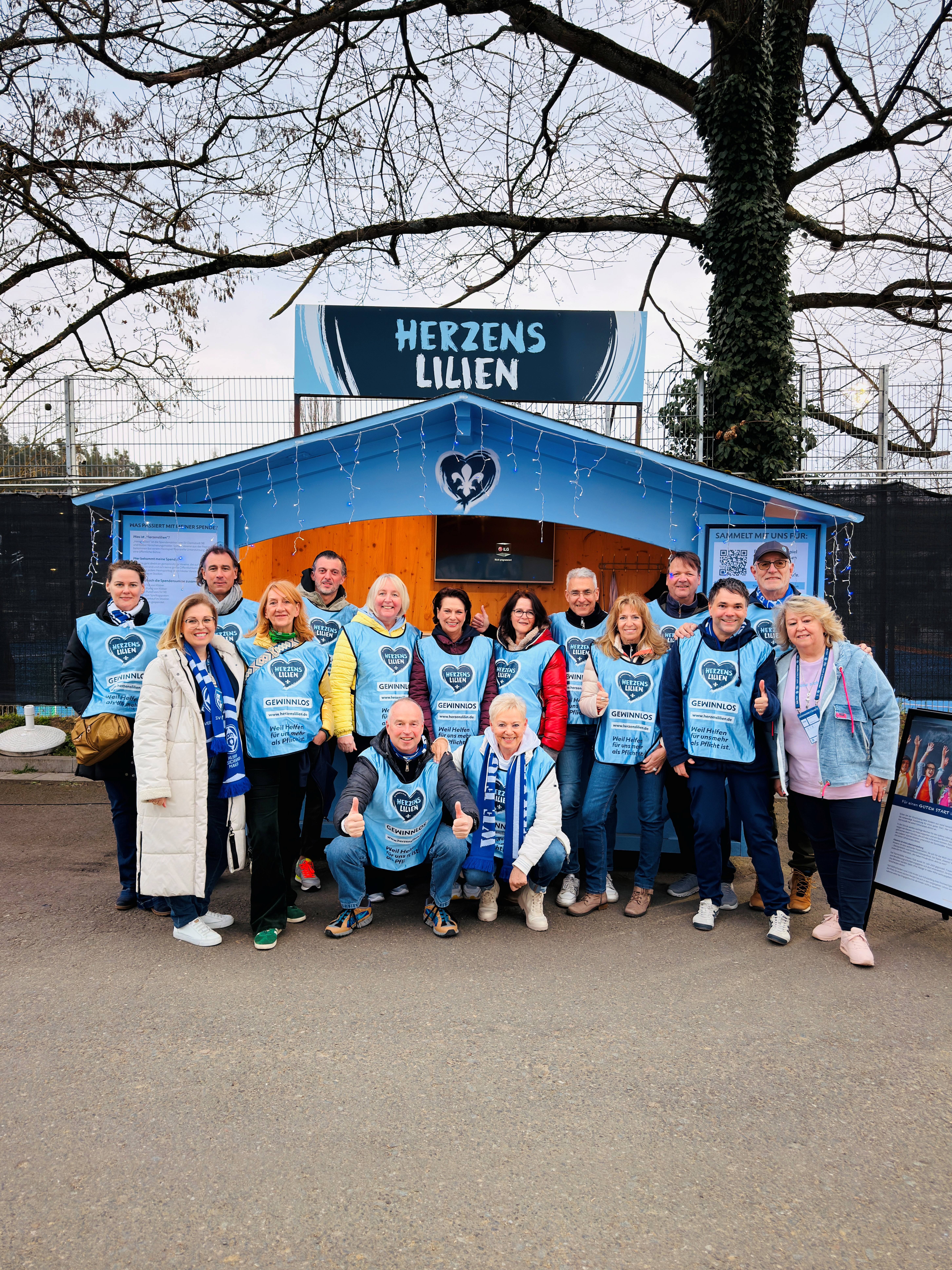 Beim Topspiel zwischen dem SV Darmstadt 98 und dem FC Schalke 04, das 1:1 endete, hatte der Kiwanis Club Darmstadt die Gelegenheit, im Stadion Spenden für sein Schulranzen-Projekt zu sammeln. Beim Topspiel zwischen dem SV Darmstadt 98 und dem FC Schalke 04, das 1:1 endete, hatte der Kiwanis Club Darmstadt die Gelegenheit, im Stadion Spenden für sein Schulranzen-Projekt zu sammeln.